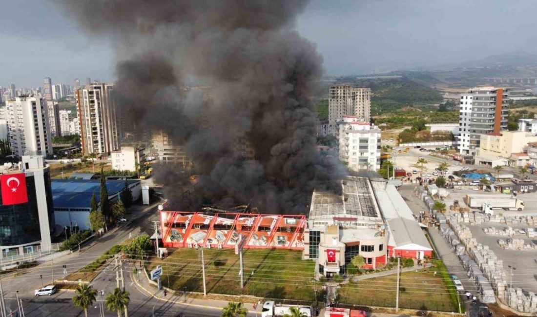Mersin’deki fabrika yangını sürüyor: Son durum havadan görüntülendi Mersin’de araç ve evler için çeşitli elektronik ürünler üreten Jameson