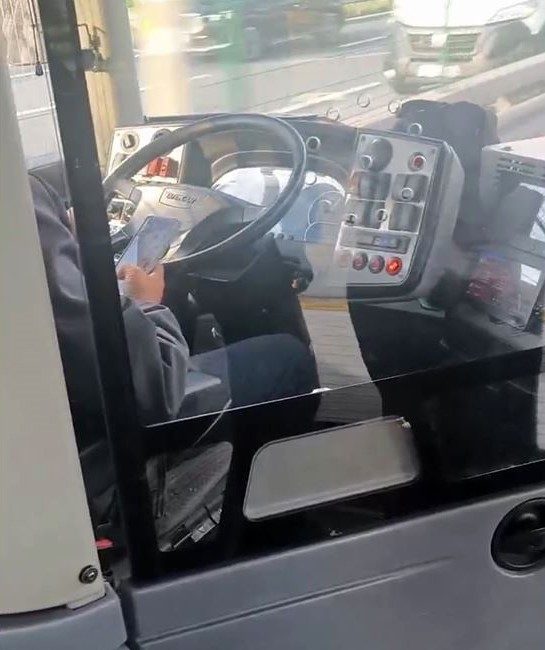 İstanbul’da bir metrobüs sürücüsünün seyir halindeyken hem yolcuyla uzun süre