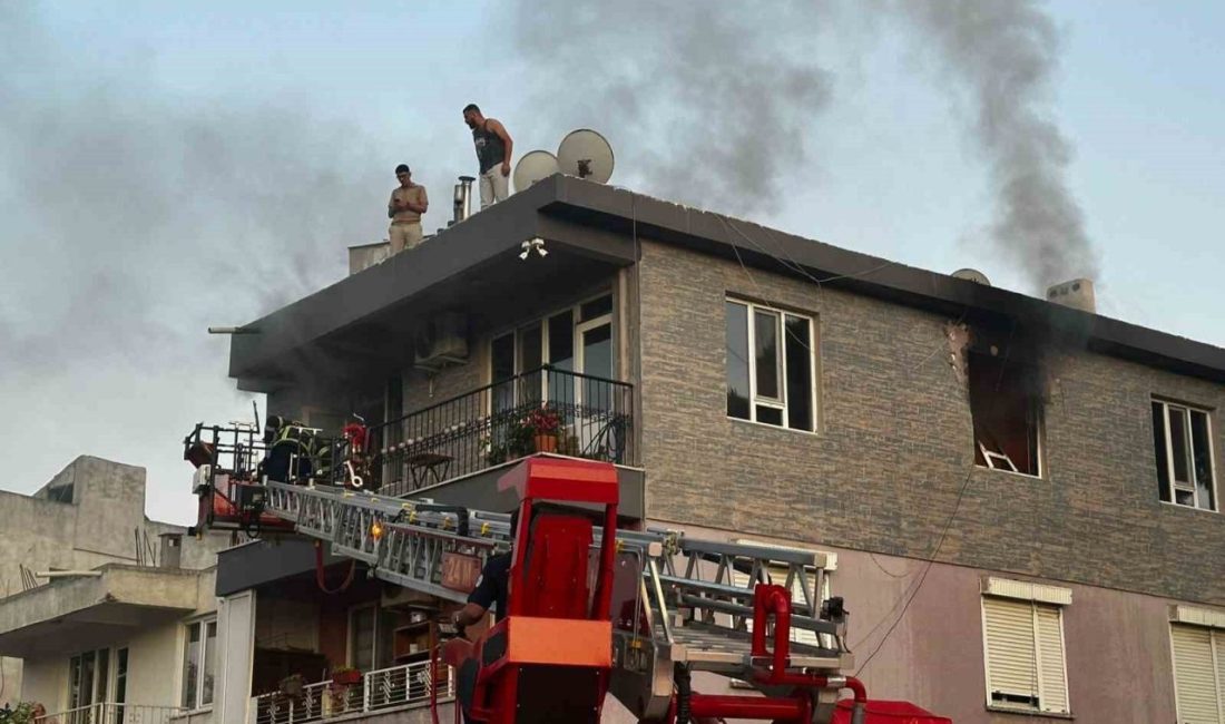 Milas’ta vatandaşlar yangında çatıya çıkarak kurtuldular Muğla’nın Milas ilçesinde bir apartmanın 3. katında çıkan yangında evde