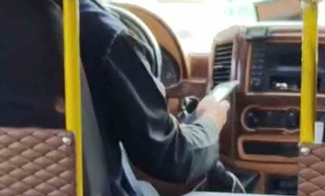 Minibüs şoförünün tehlikeli yolculuğu Bursa’da bir minibüs şoförünün, cep telefonunu bırakmadan kilometrelerce ilerlemesi tepki