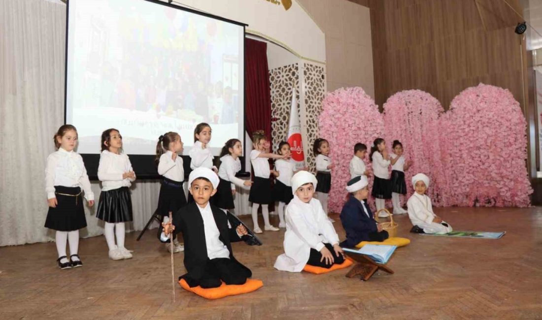 Minikler gösterileriyle mest etti Erzurum’un Oltu ilçesinde ilçe müftülüğü bünyesinde faaliyet gösteren 4-6 yaş