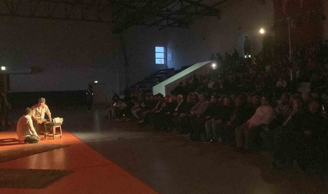 ’Misafir’ oyunu raylar yerine salonda Karslılarla buluştu Kars’ın Akyaka ilçesinde ’Misafir’ adlı tiyatro oyunu olumsuz hava şartlarından