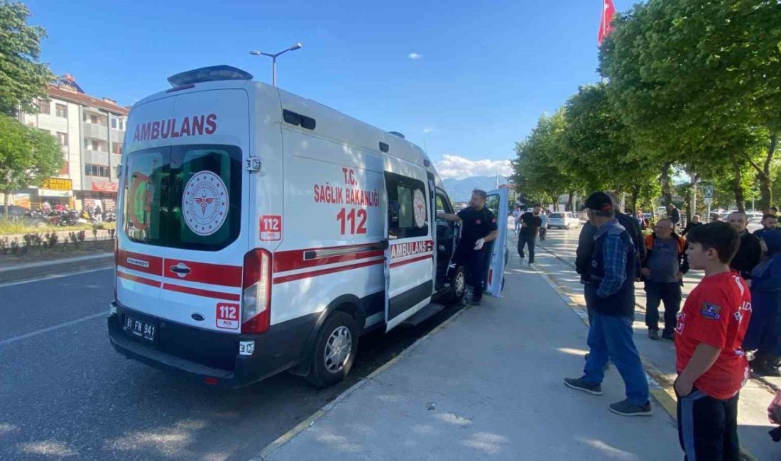 Motosiklet babaanne ile torununa çarptı: 3 yaralı DÜZCE (İHA) – Düzce’de yolun kaşısına geçen babaanne ile torununa