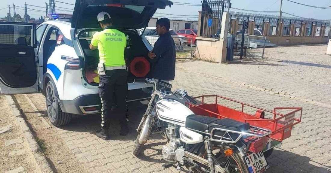 Motosikleti üzerine yatarak sürmüştü, yediği ceza motosikletin parasını geçti Hatay’da sepetli motosikletin üzerine yatarak yanındaki 2 kişinin de canını