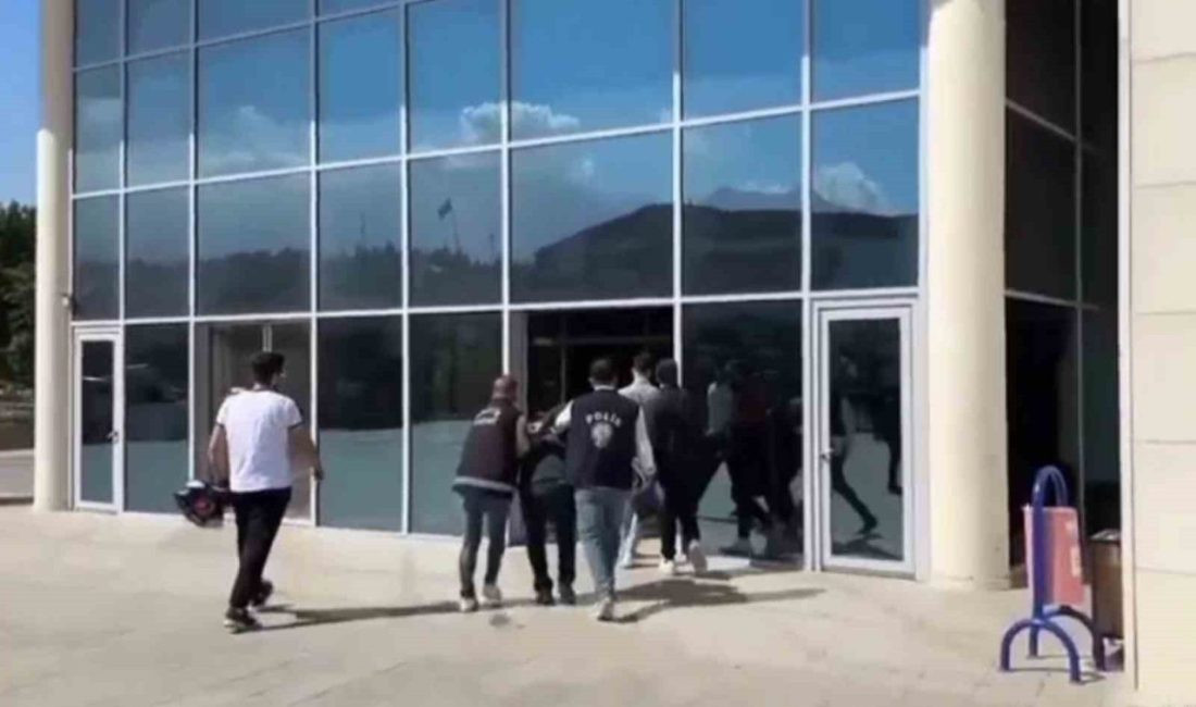 Hatay’ın Arsuz ilçesinde kullandığı motosikletin plakasını bantlayarak 3 kadına cinsel