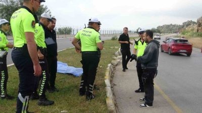 Antalya’da virajda kontrolden çıkarak önce kaldırıma, sonra da refüjdeki ağaca