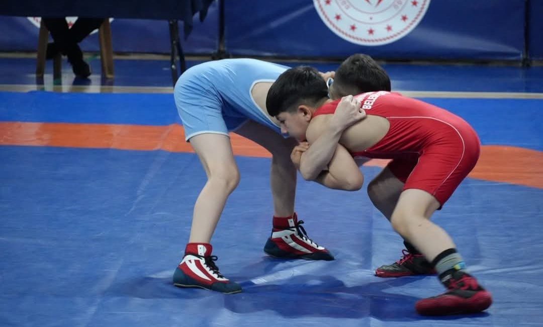 Yunusemre Belediyespor’un güreşçisi Muhammed Ali Kalay, Düzce’de yapılan Okul Sporları