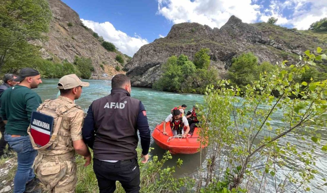 Munzur Nehri’nde mahsur kalan vatandaşı ekipler kurtardı Tunceli’de Munzur Nehri’ne yüzmek için giren ve mahsur kalan vatandaşı