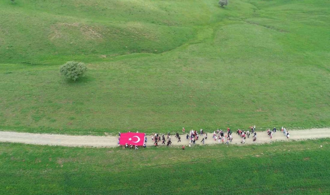 Muş’ta gençler Türk bayrağıyla doğada buluştu Muş’un Korkut ilçesinde Gençlik Haftası etkinlikleri kapsamında doğayla iç içe