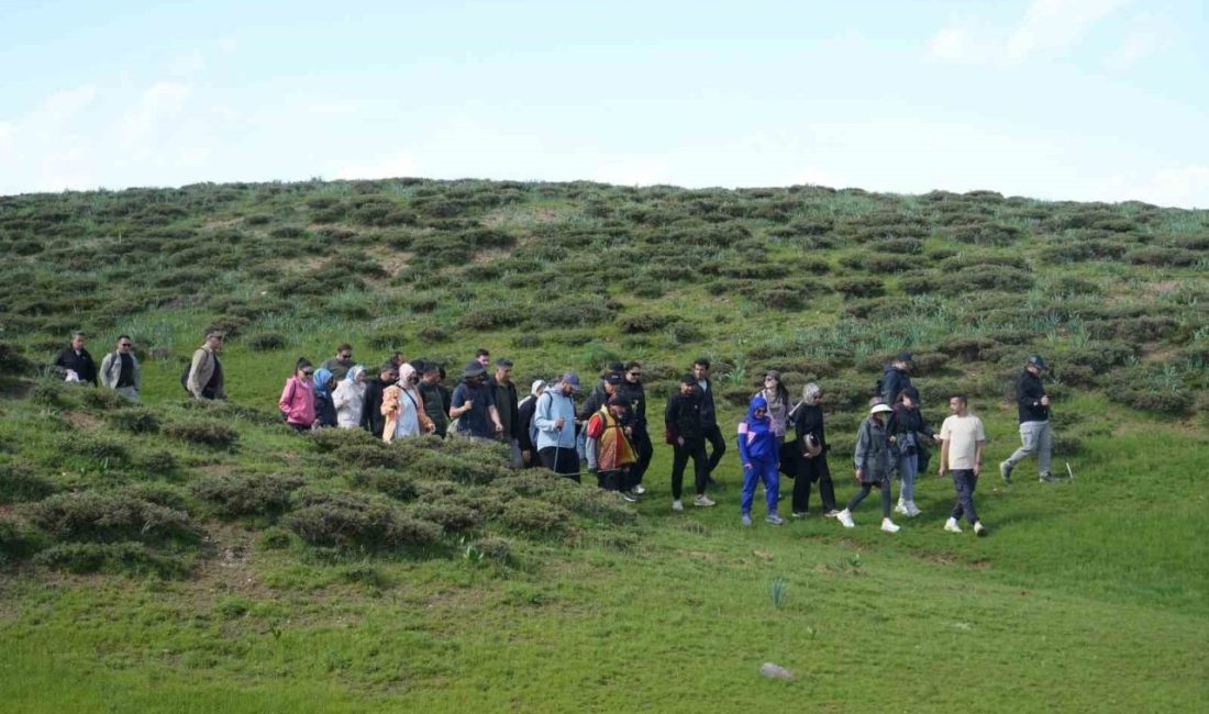 Muş Valisi Avni Çakır, doğaseverlerle birlikte kentin eşsiz doğal güzelliklerini
