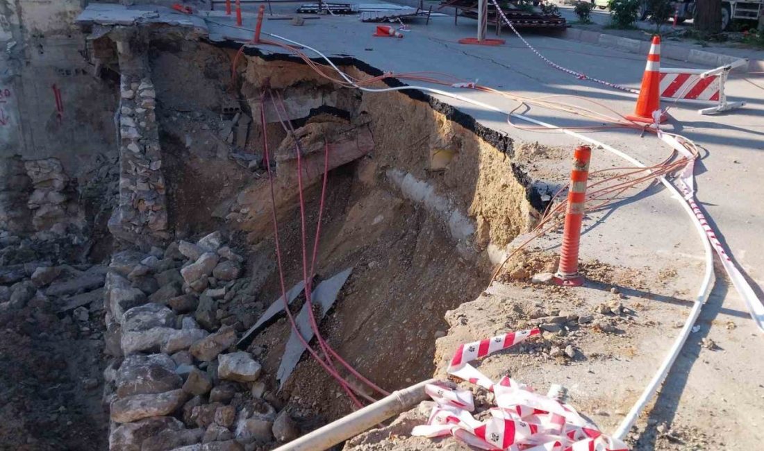 Mut’ta köprü ve yol kısmen çöktü, çevre esnafı mağdur oldu Mersin’in Mut ilçesinde temel çalışması sırasında köprünün ve yolun bir