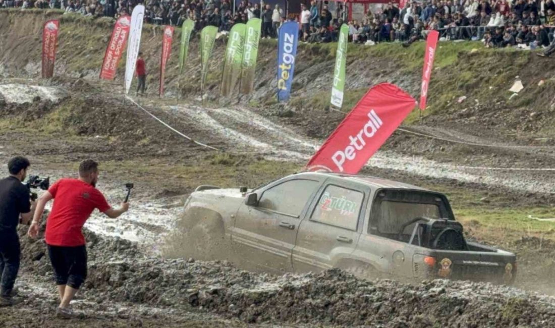 Düzce’de 34’üncüsü gerçekleştirilen Off-Road festivalinde parkura giren araçlar izleyenlere aksiyon