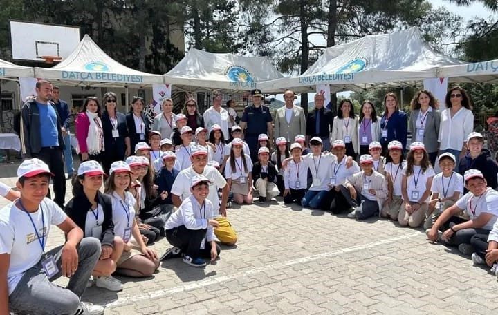 Öğrenciler, Bilim Fuarı’nda projelerini sergiledi Muğla’nın Datça ilçesinde 15 projenin yer aldığı Bilim Fuarı açıldı.