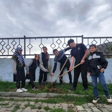 Öğrenciler fidan dikti Posof Aşık Sabit Müdami Anadolu İmam Hatip Lisesinde öğrencilerine tabiat