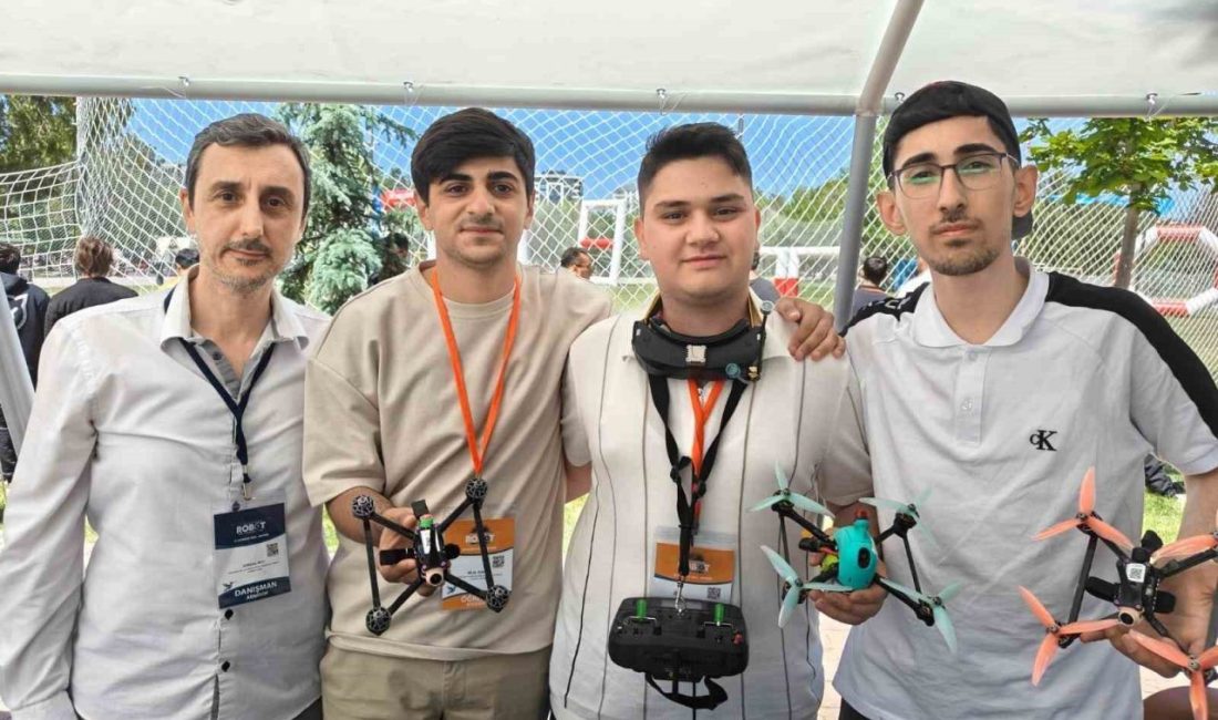 Kayseri’de düzenlenen 17. Uluslararası MEB Robot Yarışması’na İstanbul’dan katılan öğrenciler,