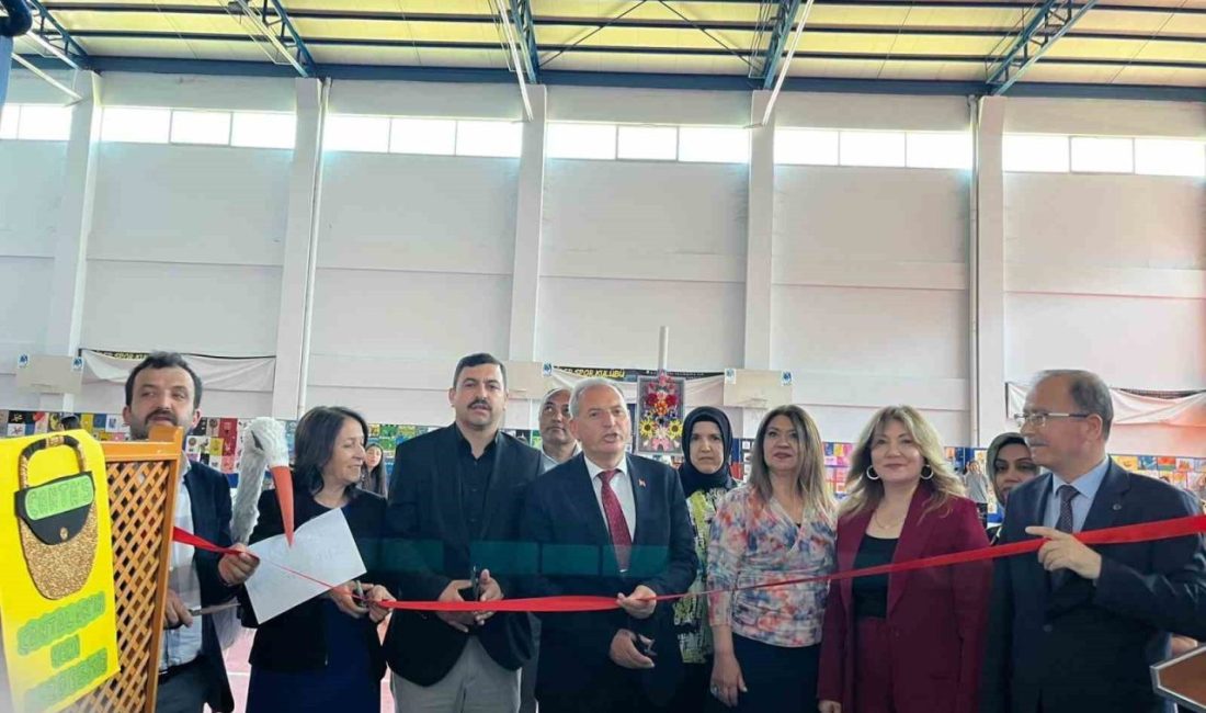 Şehit Ömer Halisdemir Ortaokulu öğrencileri tarafından açılan sergi, izleyenler tarafından