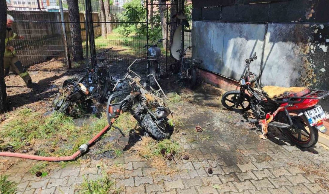 Öğrencilerin motosikletleri alev alev yandı Bursa’daki mesleki eğitim merkezi bahçesinde yangın paniği yaşandı. Öğrencilerin kullandığı