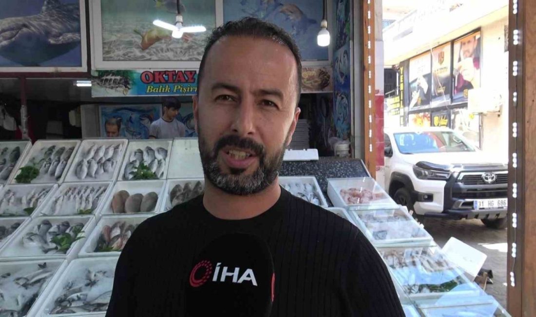 Hatay’da balıkçık yapan Mustafa Oktay, oltasına takılan ve dişleriyle dikkat