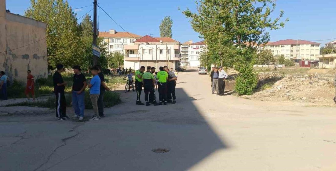 Önce çapıp sona üzerinden geçtiği arkadaşını ağır yaraladı Adıyaman’ın Gölbaşı ilçesinde bir kişi, tartıştığı arkadaşına otomobille çarpıp üzerinden
