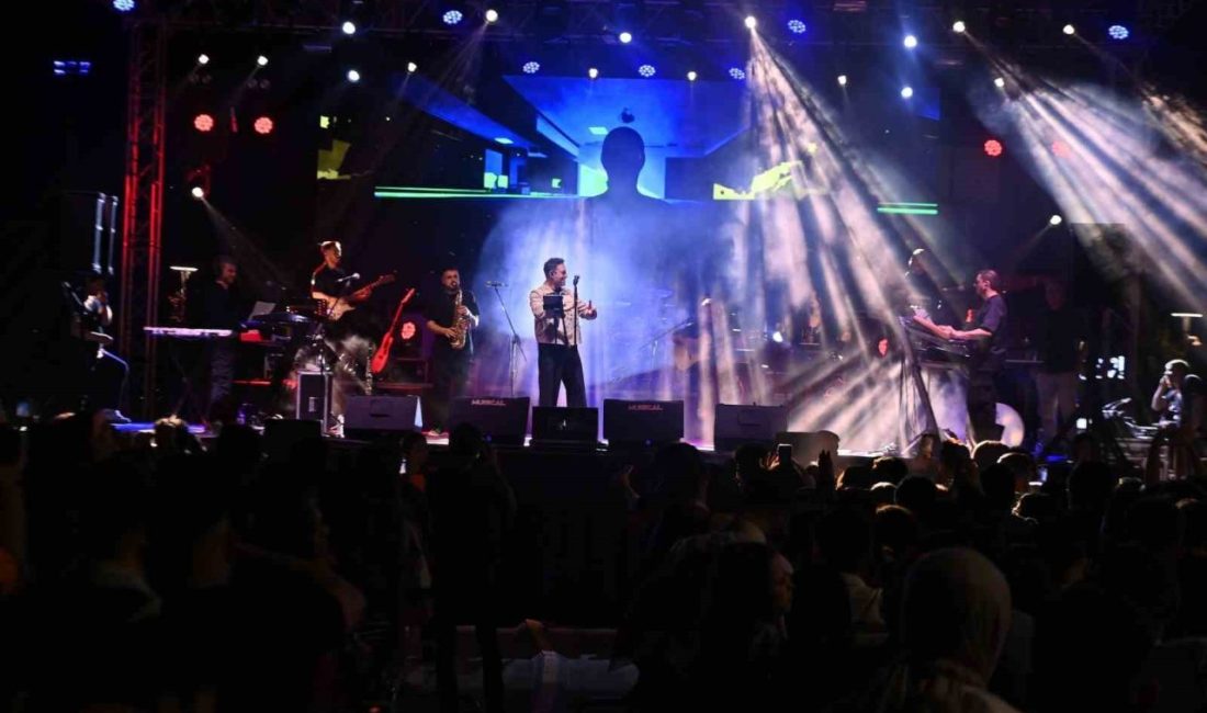 Onikişubat Belediyesi’nin düzenlediği 19 Mayıs Gençlik Festivali’nin ilk gününde sahne