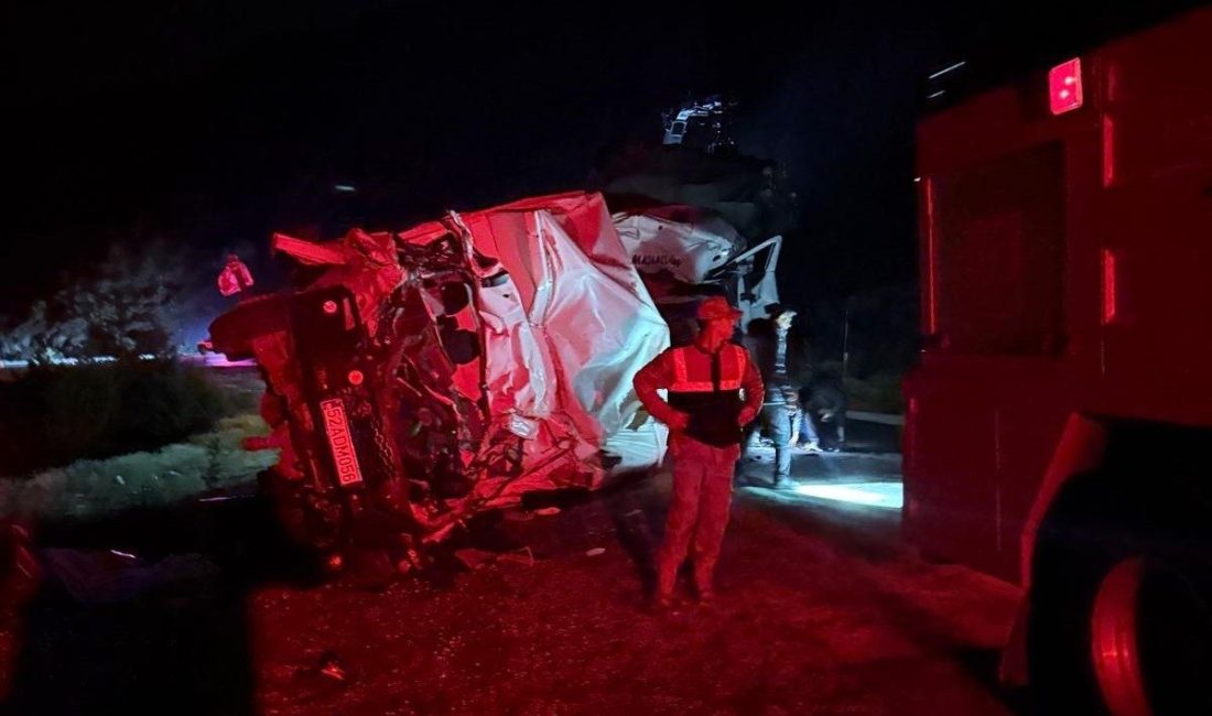 Ordu’da 2 kamyon kafa kafaya çarpıştı: 1 ölü, 1 yaralı Ordu’nun Akkuş ilçesinde 2 kamyonun çarpışması sonucu meydana gelen trafik