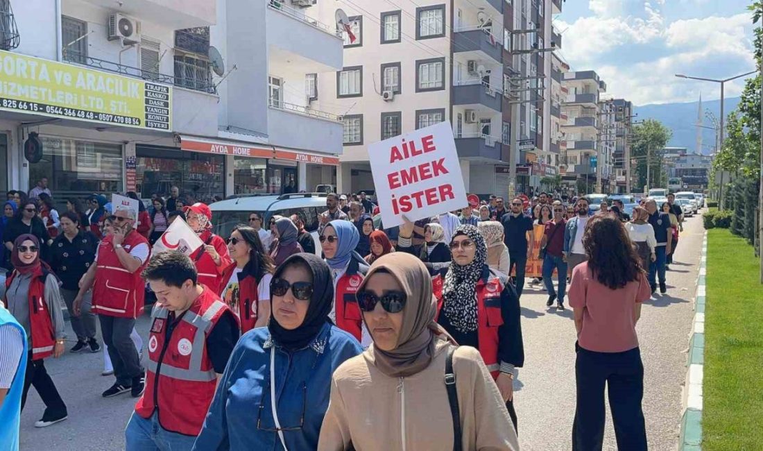 Osmaniye’de ’2025 Aile Yılı’ çerçevesinde düzenlenen “Aile Haftası Kortej Yürüyüşü”,