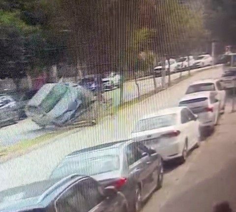 Otomobil ağaca çarpıp takla attı Adana’da sürücüsünün direksiyon hakimiyetini kaybettiği otomobilin refüjdeki ağaca çarpıp takla
