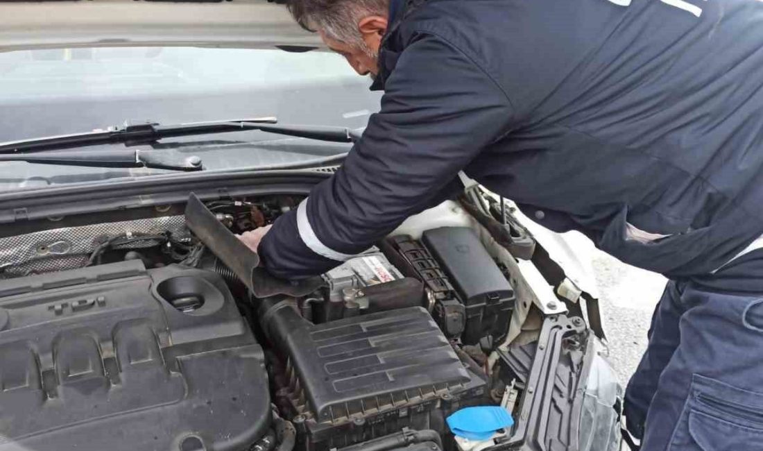 Otomobil refüje çarptı: 2 yaralı Van’ın Başkale ilçesinde otomobilin refüje çarpması sonucu 2 kişi hafif