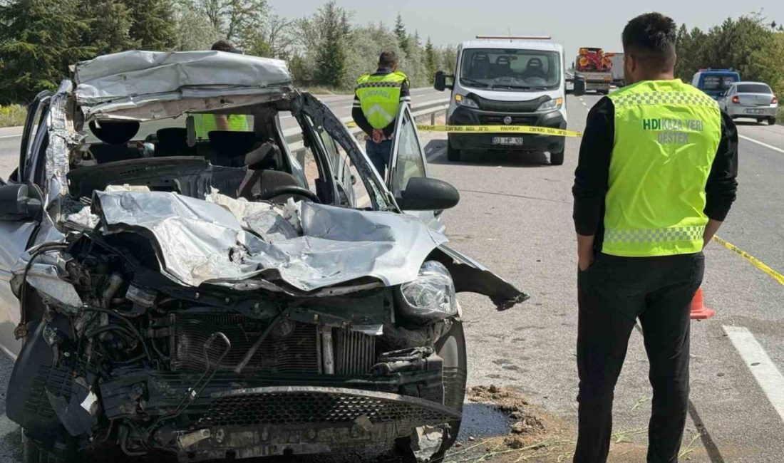 Afyonkarahisar’da kontrolden çıkarak önünde seyreden tıra çarpan otomobilde bir kişi