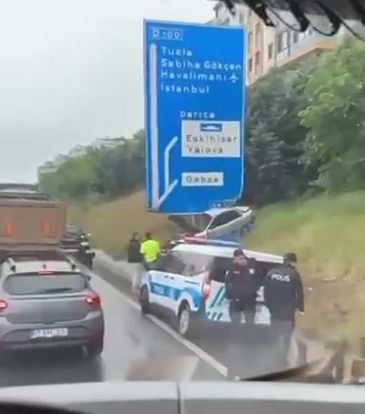 Kocaeli D100 Karayolu’nda trafik levhasına çarpan otomobil sürücüsü araçta sıkışarak