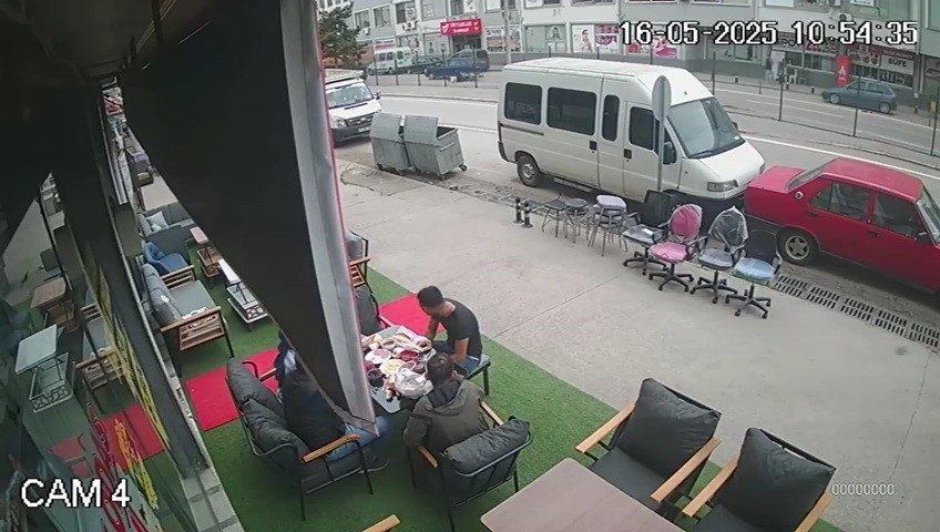 Karabük’te seyir halindeyken otomobile çarpmamak için manevra yapan motosiklet sürücüsü,