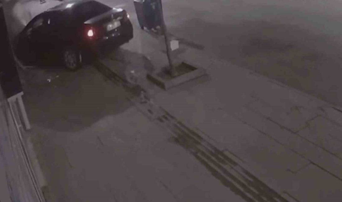 Çorum’da otomobiliyle kaldırıma çıkıp iş yerine çarpan sürücü, bir süre