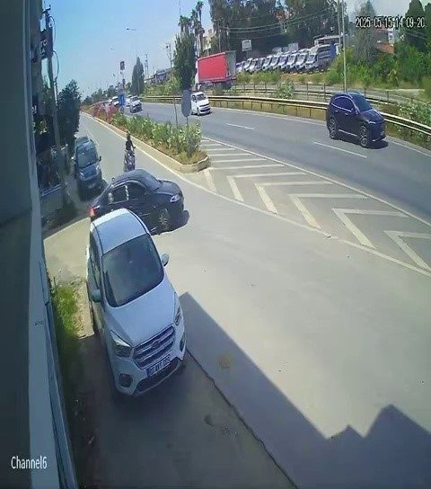 Otomobille çarpışan motosikletin sürücüsü metrelerce savruldu Antalya’nın Manavgat ilçesinde tali yoldan çıkan otomobile çarpan motosikletin sürücüsü