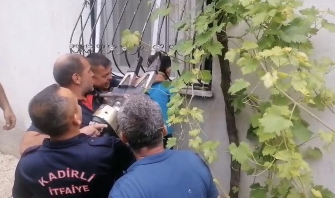 Oyun oynarken kafası demir parmaklığa sıkışan çocuğu itfaiye kurtardı Osmaniye’de oyun oynarken kafası pencerenin demir parmaklığına sıkışan çocuk, itfaiye