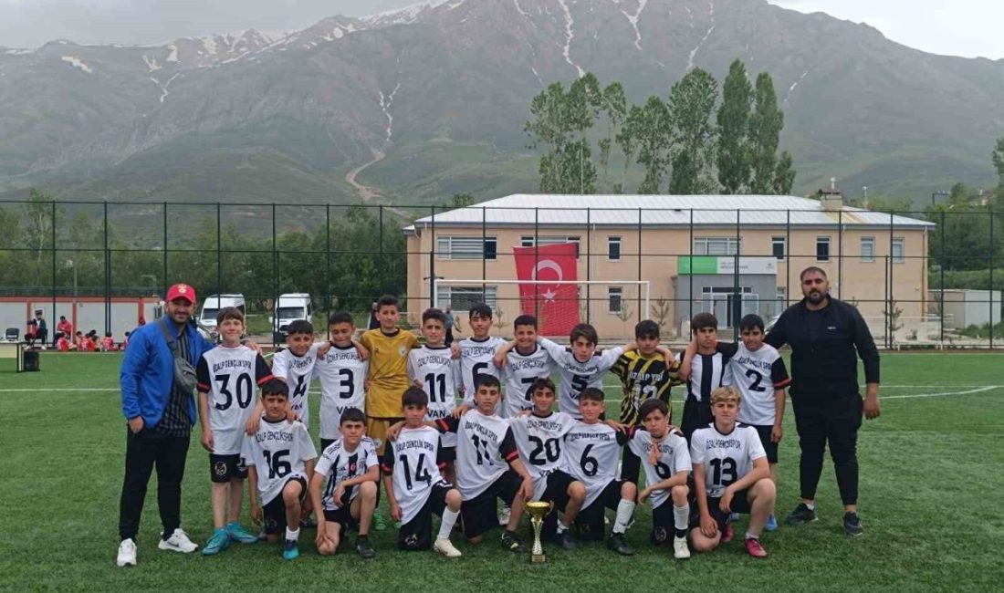 Özalp Gençlikspor U12 Futbol Takımı şampiyon oldu VAN (İHA) – Van’ın Gevaş Kaymakamlığı tarafından düzenlenen “Gevaş Kaymakamlığı