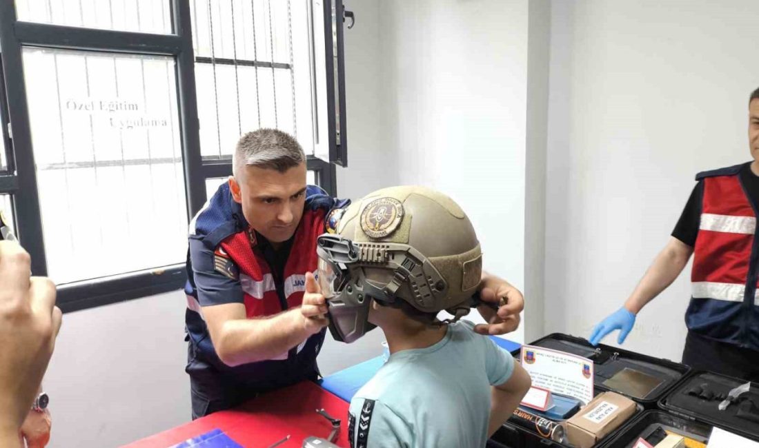 Özel bireyler, jandarmanın araç ve teçhizatlarını tanıdı Mersin’de özel bireyleri ziyaret eden jandarma personeli, araç, gereç ve