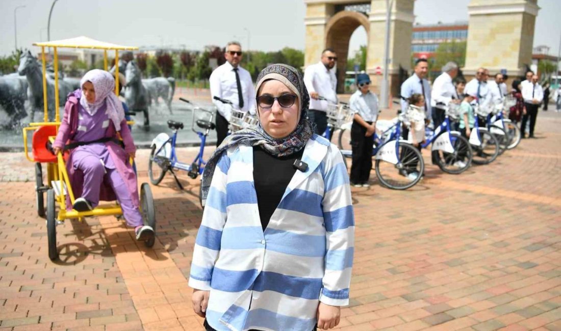 Özel vatandaşlar, ilk kez bisiklet sürdü Kayseri Büyükşehir Belediyesi Ulaşım A.Ş., görme engelli bireylerin hayallerine ortak