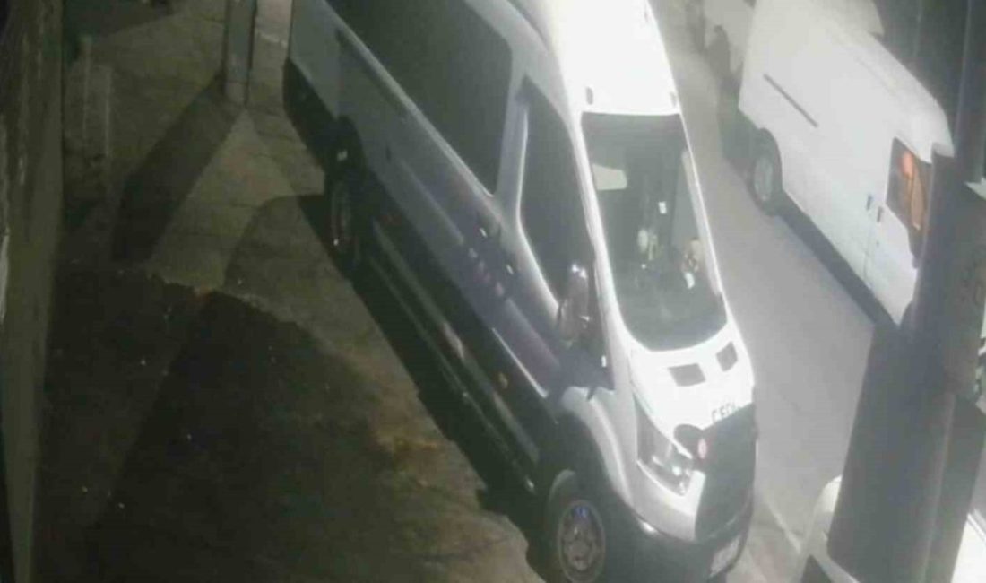 İstanbul’un Arnavutköy İlçesi’nde park halinde olan bir servis minibüsünün teknik