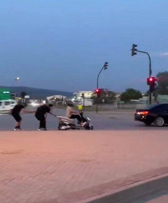 Bursa’nın İnegöl ilçesinde trafikte bir motosikletin arkasına tutunarak yolculuk yapan