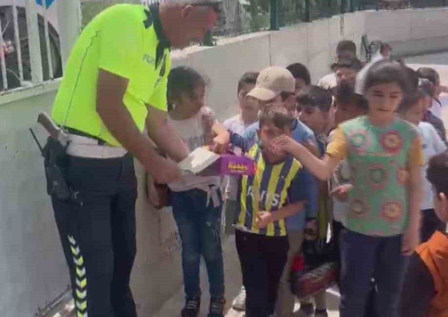 Polis ekiplerinin okul önündeki çikolata sırası yürekleri ısıttı Hatay’da polis ekiplerinin okul önünde sıra olan öğrencilere çikolata dağıttığı