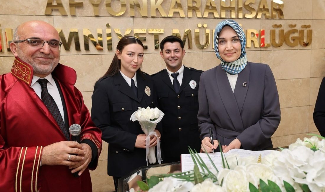 Polis memurları hayatlarını birleştirdi, nikaha Vali Yiğitbaşı şahitlik etti Afyonkarahisar İl Emniyet Müdürlüğü’nde görevli polis memurları Furkan Arslan ve