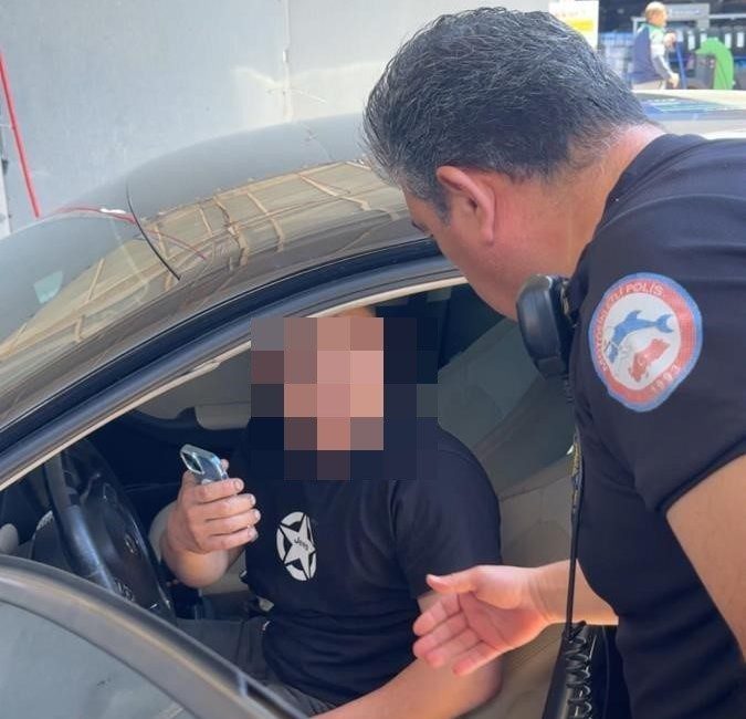 Polis uyandırmak için dakikalarca uğraştı Aydın’ın Efeler ilçesinde park halindeki bir otomobilde hareketsiz yatan kişi,