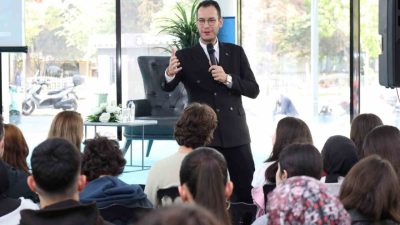 Kocaeli’de “Yapay Zeka ve Geleceğin Meslekleri” söyleşisinde gençlerle bir araya