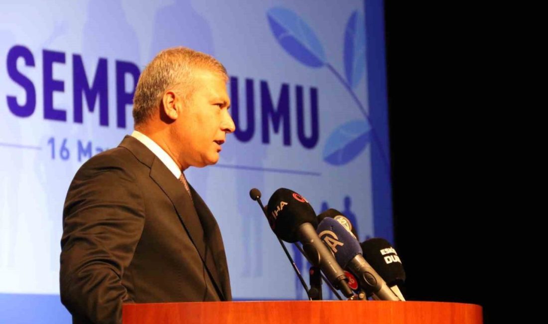Anadolu Üniversitesi’nde açılışı gerçekleşen Aile Sempozyumu’nda konuşurken duygulanan Rektör Prof.