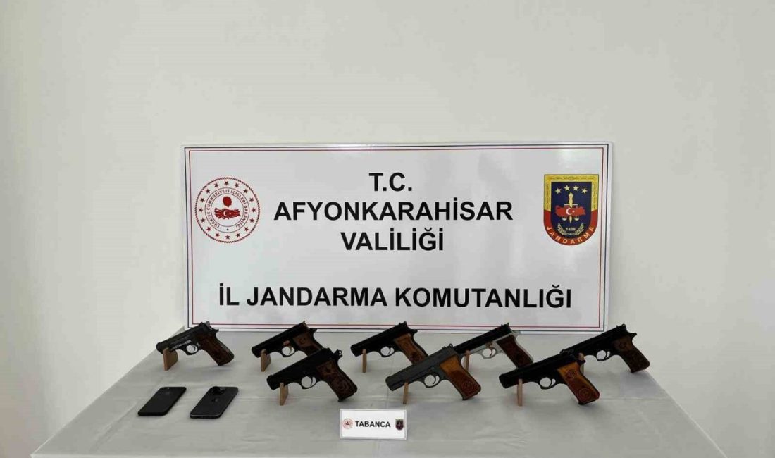 Afyonkarahisar’da jandarma ekipleri silah kaçakçılarına yönelik gerçekleştirdiği operasyonda 8 ruhsatsız