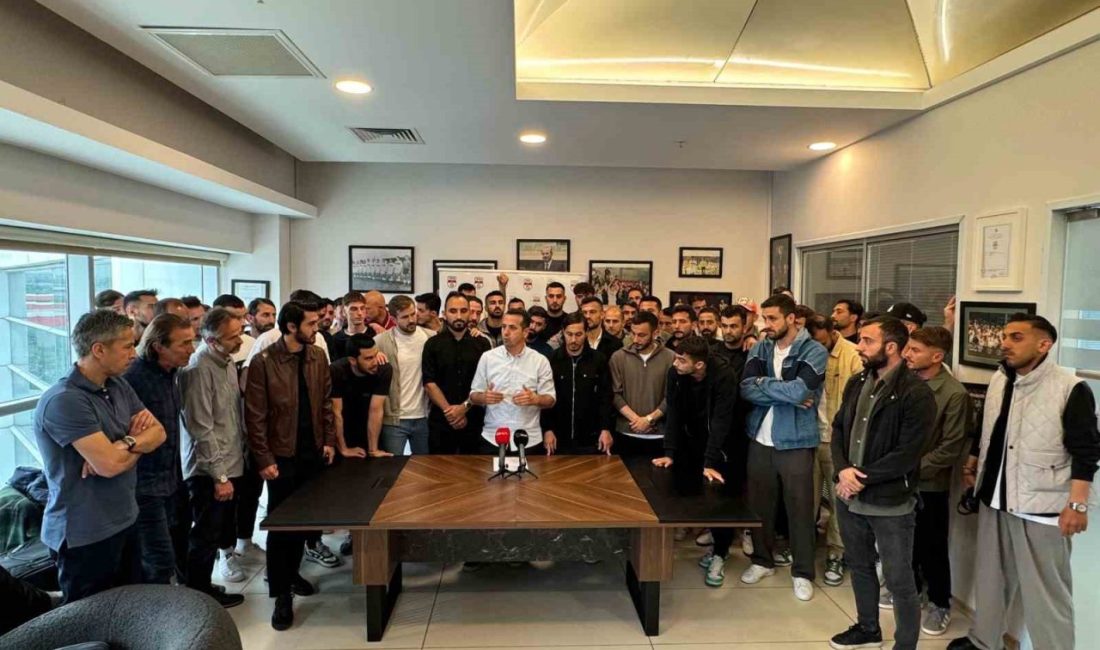 Türkiye Profesyonel Futbolcular Derneği (TPFD) Başkanı Saffet Akyüz, Türkiye Futbol