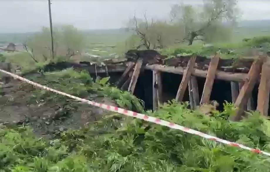 Sağanağın etkisiyle ahır çöktü, hayvanlar enkaz altında kaldı Ardahan’ın Göle ilçesinde sağanak nedeniyle çöken ahır çatısının altında kalan