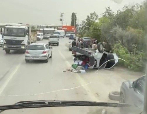Sakarya’nın Arifiye ilçesinde sürücüsünün direksiyon hakimiyetini kaybetmesi neticesinde kontrolden çıkarak