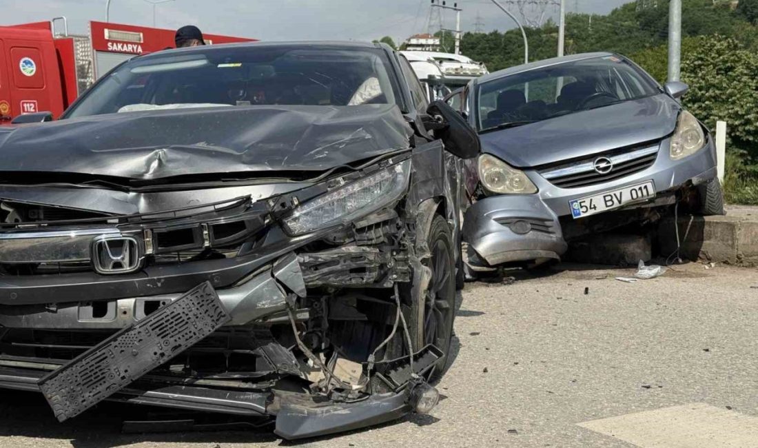 Sakarya’nın Serdivan ilçesinde iki otomobilin çarpıştığı kazada 4 kişi yaralandı.