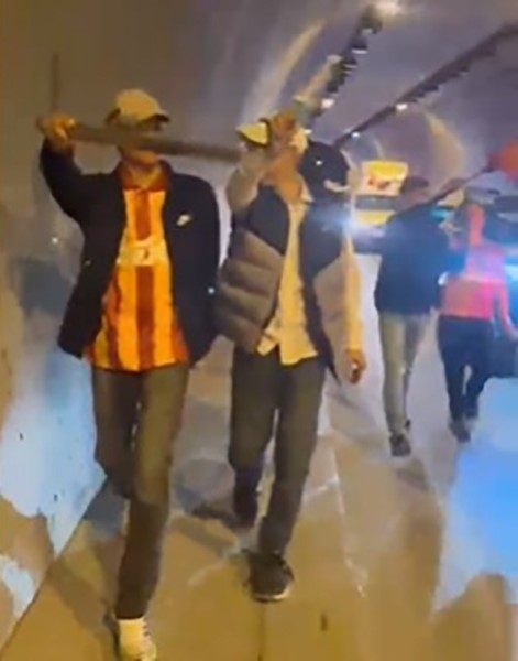 İzmir’de Galatasaray’ın şampiyonluk kutlamalarına ellerindeki döner bıçaklarıyla katılan ve görüntüleri